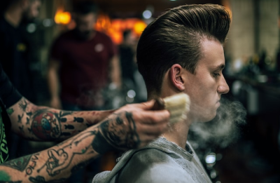 Homem cortando o cabelo em um salão.