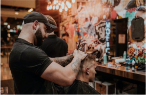 Homem cortando o cabelo em um salão.