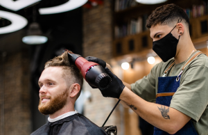 Homem cortando o cabelo em um salão.