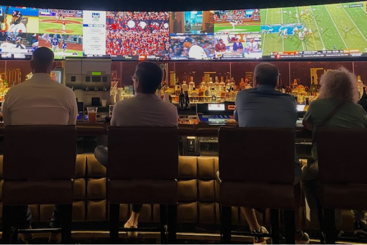 Homens assistindo jogo de futebol