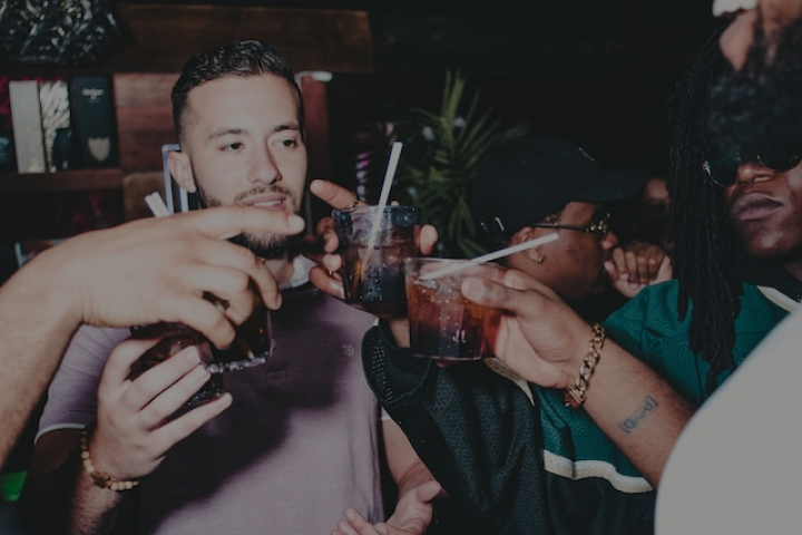 Homens bebendo em uma festa